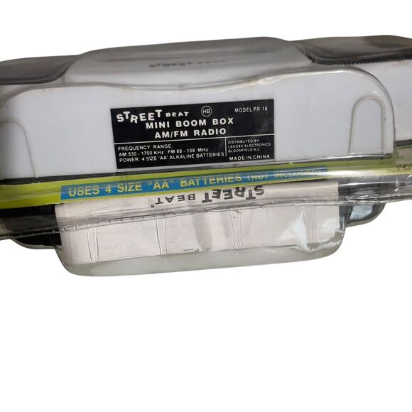 Vintage Street Beat Mini Boom Box Radio PR-18 AM/FM White 1996 New - Picture 5 of 9